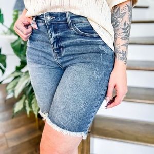 NWT JUDY BLUE FRAY HEM HIGH RISE BERMUDA SHORTS IN SIZE SMALL